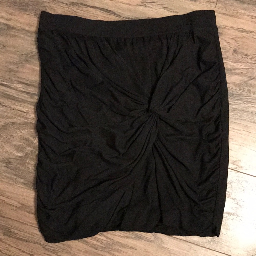 Black knotted mini skirt 🔥